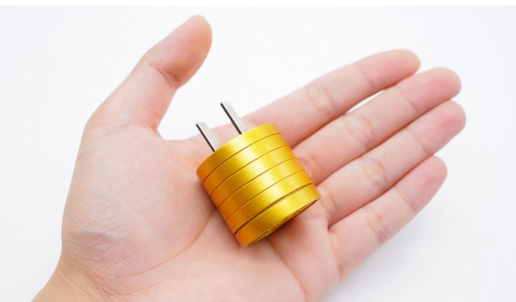 20w快充充电器拿在手上质量感很强,外观金光闪闪